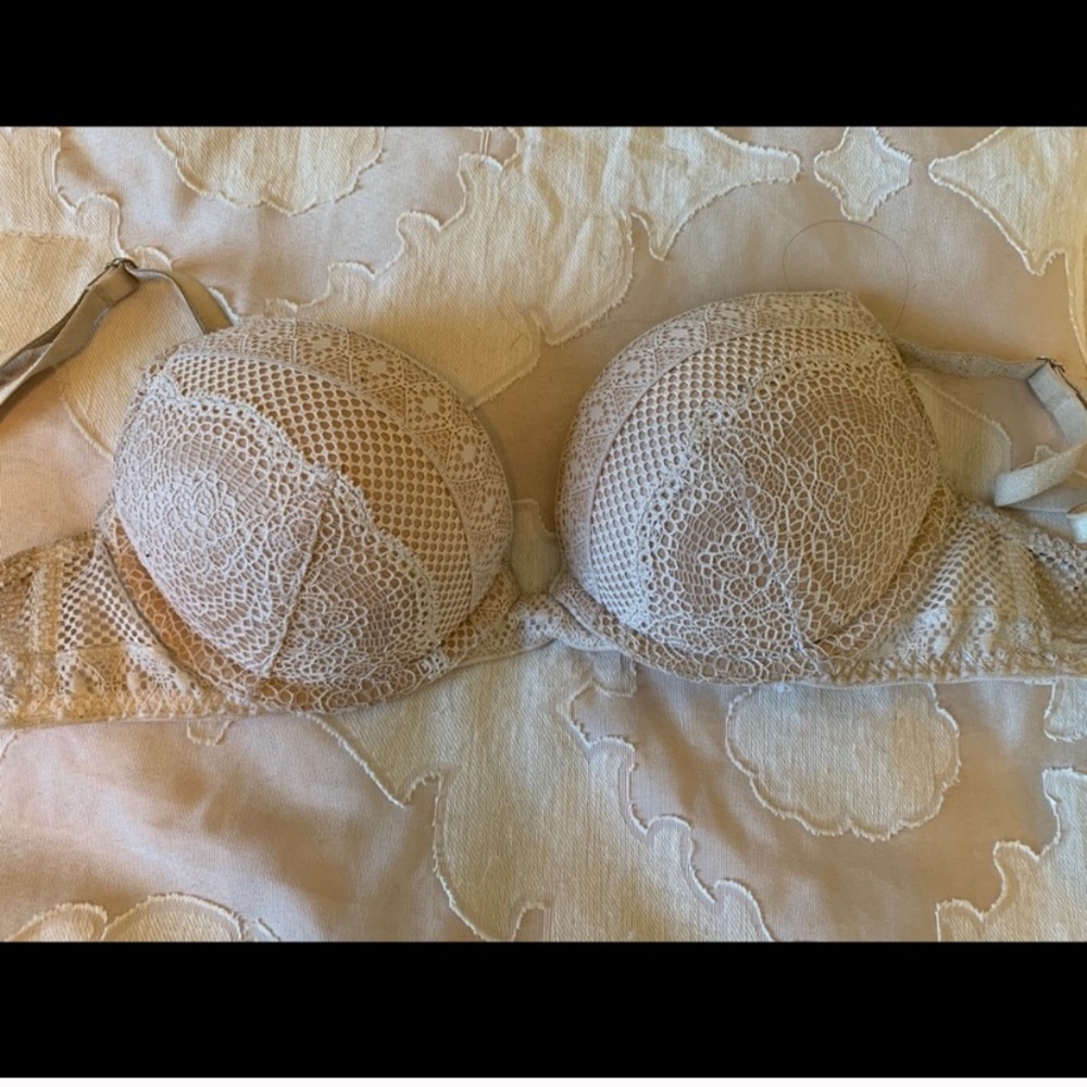 Victoria’s Secret bombshell 32A